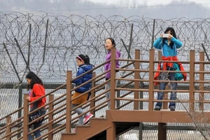 Tư liệu: Khách du lịch tham quan Công viên hòa bình Imjingak gần Khu phi quân sự (DMZ) liên Triều, tại Paju, Hàn Quốc, ngày 5/4/2013. (Ảnh: AFP/TTXVN)
