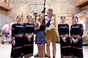 Những du khách nước ngoài đến tham quan Bảo tàng Thế giới cà-phê Đắk Lắk trong dịp Tết Nguyên đán Giáp thìn 2024.