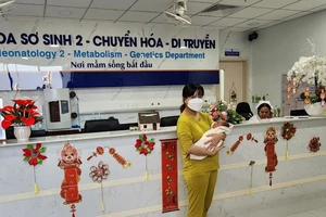 Bệnh nhi được xuất viện trong sự vui mừng của gia đình cùng toàn thể lãnh đạo và nhân viên Bệnh viện Nhi Đồng 1.