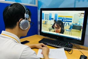 Lao động tham gia phỏng vấn tìm việc làm qua phiên giao dịch việc làm online kết nối 9 tỉnh, thành phố tại điểm cầu Hà Nội.