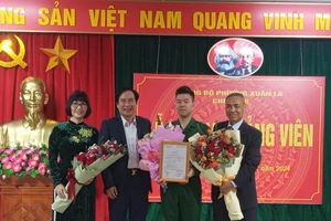 Lãnh đạo quận Tây Hồ chúc mừng đảng viên trẻ Trịnh Tuấn Đạt.