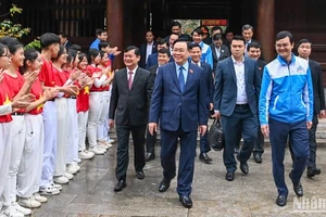 Chủ tịch Quốc hội Vương Đình Huệ cùng các đại biểu với các bạn đoàn viên, thanh niên tại Khu di tích Quốc gia đặc biệt Kim Liên. (Ảnh: Duy Linh)
