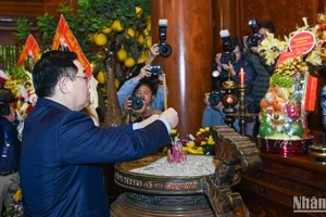 Chủ tịch Quốc hội Vương Đình Huệ tới dâng hoa, dâng hương tưởng niệm Chủ tịch Hồ Chí Minh tại Khu Di tích Quốc gia đặc biệt Kim Liên, huyện Nam Đàn.