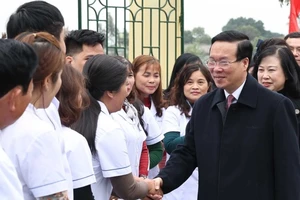 Chủ tịch nước Võ Văn Thưởng thăm, chúc mừng cán bộ, y bác sĩ, nhân viên y tế tại Thanh Liêm. (Ảnh: Thống Nhất/TTXVN)