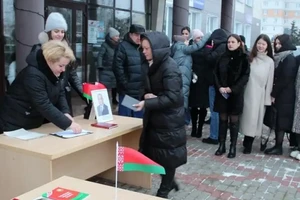 Cử tri Belarus xếp hàng đi bỏ phiếu. (Nguồn: DW)