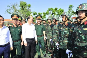 Lãnh đạo Thành phố Hồ Chí Minh và lãnh đạo Quân khu 7, động viên cán bộ, chiến sĩ vào mùa huấn luyện 2024.