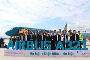 Vietnam Airlines đón hành khách trên chuyến bay về Điện Biên sau khi Sân bay Điện Biên chính thức hoạt động trở lại.