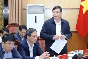 Phó Chủ tịch Ủy ban nhân dân tỉnh Thanh Hóa Mai Xuân Liêm phát biểu tại phiên họp.