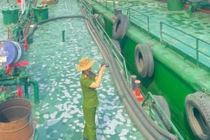 Công an thành phố Hồ Chí Minh kiểm tra tàu vận tải của Công ty trách nhiệm hữu hạn vận tải xăng dầu Sài Gòn Transco.