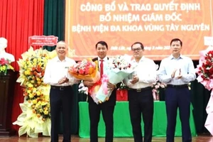 Lãnh đạo Sở Y tế tỉnh Đắk Lắk trao Quyết định bổ nhiệm Giám đốc Bệnh viện Đa khoa vùng Tây Nguyên và hoa chúc mừng bác sĩ chuyên khoa II Nguyễn Đăng Giáp.