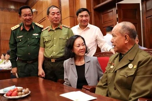 Đồng chí Trương Thị Mai ân cần thăm hỏi sức khỏe chiến sĩ Điện Biên.