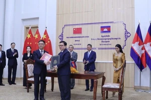 Campuchia và Trung Quốc ký kết các văn bản hợp tác song phương. (Ảnh: Fresh News)