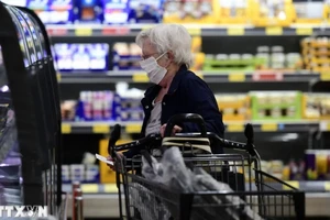 Người tiêu dùng mua sắm tại siêu thị ở Duesseldorf, Đức. (Ảnh: AFP/TTXVN)