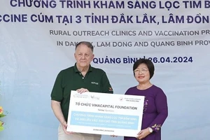 Tổng giám đốc VCF Rad Kivette trao bảng tài trợ cho Chủ tịch Hội bảo trợ bệnh nhân nghèo tỉnh Quảng Bình Nguyễn Thị Thanh Hương.