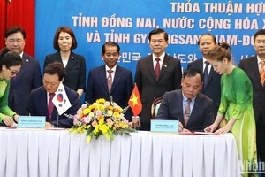 Quyền Chủ tịch Ủy ban nhân dân tỉnh Đồng Nai Võ Tấn Đức và Thống đốc tỉnh Gyeongnam Park Wan Soo đã ký kết bản thỏa thuận hợp tác giữa chính quyền hai bên.