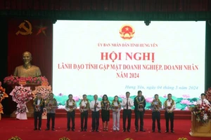 Lãnh đạo tỉnh Hưng Yên tặng cúp lưu niệm cho các doanh nhân tiêu biểu ở tỉnh Hưng Yên.