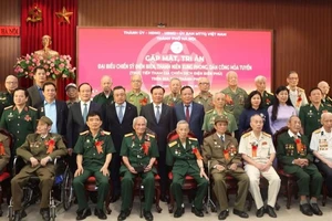 Lãnh đạo thành phố Hà Nội với các đại biểu là chiến sĩ Điện Biên, thanh niên xung phong, dân quân hỏa tuyến trực tiếp tham gia Chiến dịch Điện Biên Phủ.