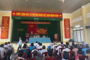 Hơn 50 cử tri xã Phan Lâm, xã Phan Sơn tham dự buổi tiếp xúc.