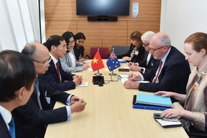 Bộ trưởng Ngoại giao Bùi Thanh Sơn gặp Đồng Bộ trưởng Thương mại và Sản xuất Australia. 