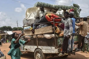 Người dân sơ tán tránh bạo lực tại Nigeria. (Ảnh minh họa: AFP/TTXVN)