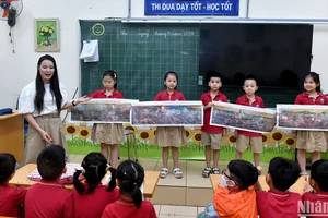Cô và trò lớp 1A10, Trường tiểu học Vĩnh Hưng, quận Hoàng Mai (Hà Nội) hào hứng với bức tranh panorama “Chiến dịch Điện Biên Phủ”.