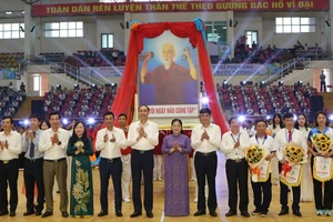 Ban Tổ chức trao cờ lưu niệm cho các đoàn tham gia Hội khỏe Phù Đổng.