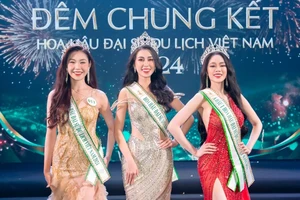 Các thí sinh đoạt giải trong cuộc thi chung kết Hoa hậu Đại sứ Du lịch Việt Nam.