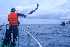 Thuyền phó tàu kiểm ngư KN 688 NA Nguyễn Hữu Hảo dùng cờ hiệu Kiểm ngư yêu cầu tàu cá có dấu hiệu vi phạm tại khu vực gần đảo Mắt dừng để Đoàn liên ngành tổ chức kiểm tra. 