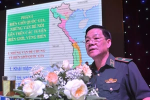 Thiếu tướng Văn Ngọc Quế, Phó Chủ nhiệm Chính trị Bộ đội Biên phòng trình bày chuyên đề về một số kiến thức cơ bản về khu vực biên giới trên đất liền.