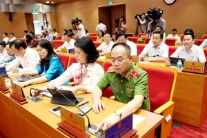 Các đại biểu Hội đồng nhân dân thành phố Hà Nội biểu quyết tại kỳ họp thứ 16.