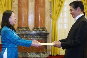 Quyền Chủ tịch nước Võ Thị Ánh Xuân tiếp nhận Quốc thư của Đại sứ Nhật Bản Ito Naok. (Ảnh: Thống Nhất/TTXVN)