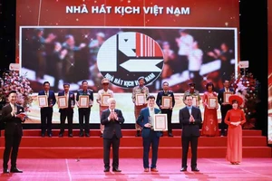 Chương trình Vinh quang Việt Nam năm 2024 tôn vinh 20 tập thể, cá nhân điển hình tiên tiến.