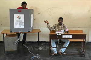 Cử tri bỏ phiếu trong giai đoạn 4 của cuộc tổng tuyển cử tại điểm bầu cử ở Tirupati, bang Andhra Pradesh, Ấn Độ, ngày 13/5/2024. (Ảnh: AFP/TTXVN)