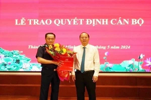 Phó Bí thư thường trực Thành ủy Thành phố Hồ Chí Minh Nguyễn Hồ Hải trao Quyết định cho Cục trưởng Cục Hải quan Thành phố Hồ Chí Minh Nguyễn Hoàng Tuấn.