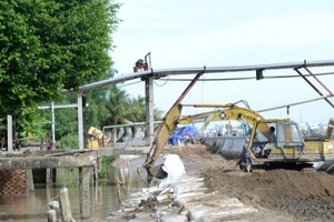 Kè phòng, chống sạt lở tại cù lao Tân Long, thành phố Mỹ Tho (Tiền Giang).