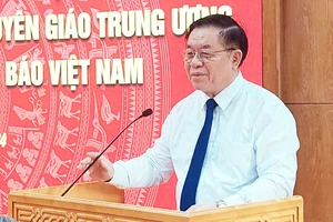 Đồng chí Nguyễn Trọng Nghĩa phát biểu tại buổi làm việc.