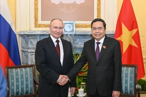 Chủ tịch Quốc hội Trần Thanh Mẫn và Tổng thống Liên bang Nga Vladimir Putin chụp ảnh lưu niệm tại buổi hội kiến.
