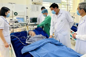 Kiểm tra công tác chăm sóc, điều trị cho người bệnh tại Bệnh viện đa khoa tỉnh Sơn La. (Ảnh: QUANG MINH)