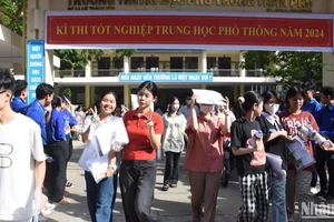 Niềm vui của thí sinh tại Điểm thi Trường THPT Trần Phú sau khi kết thúc môn thi cuối cùng chiều nay 28/6. (Ảnh ANH ĐÀO)