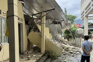 4 phòng lưu trú công vụ của Trạm Y tế xã Nậm Ban bị dập do sạt lở đất.