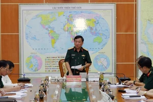 Thượng tướng Hoàng Xuân Chiến, Thứ trưởng Quốc phòng, Trưởng Ban soạn thảo luật chủ trì phiên họp.