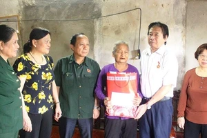 Các thành viên đoàn công tác trao tặng quà cho cựu thanh niên xung phong Nguyễn Thị Bình.