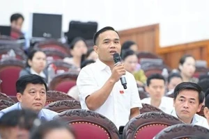 Đại biểu Mong Văn Tình, tổ đại biểu huyện Quế Phong, chất vấn.