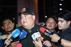 Tại hiện trường, các nhà chức trách cho phóng viên Báo Nhân Dân biết, toàn bộ 6 thi thể nạn nhân lúc 23 giờ 45 ngày 16/7 đã được đưa về Bệnh viện Chulalongkorn để khám nghiệm thêm. (Ảnh: XUÂN SƠN)