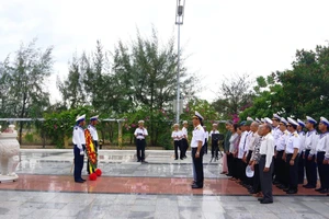 Cán bộ, chiến sĩ Trung đoàn 451 và các thương, bệnh binh dâng hương tại Đài tưởng niệm Liệt sĩ tù chính trị bán đảo Cam Ranh.