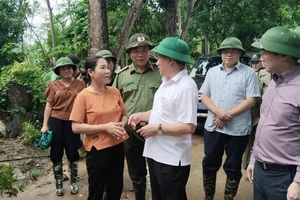 Phó Thủ tướng Chính phủ Hồ Đức Phớc thăm một hộ dân tại tổ 6, thị trấn Đồng Tâm, huyện Chợ Mới. (Ảnh: TUẤN SƠN)