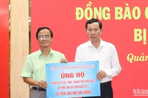 Đại diện Công ty cổ phần Đường Quảng Ngãi trao biểu trưng hỗ trợ 500 triệu đồng ủng hộ đồng bào các tỉnh, thành phố phía Bắc bị thiệt hại do cơn bão số 3.