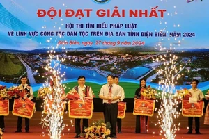 Ông Giàng A Dình, Trưởng Ban Dân tộc tỉnh, Trưởng Ban tổ chức Hội thi trao giải nhất cho đội thi Mường Ảng.