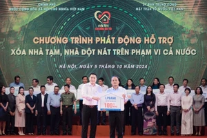 Đại diện Ngân hàng Lộc Phát Việt Nam (LPBank), ông Nguyễn Văn Thùy, Phó Chủ tịch HĐQT trao tặng 100 tỷ đồng cho tỉnh Đắk Lắk thực hiện chương trình xóa nhà tạm, nhà dột nát trên địa bàn.