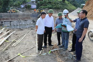 Lãnh đạo Sở Giao thông vận tải Điện Biên kiểm tra tiến độ thi công các hạng mục thuộc công trình khẩn cấp bảo đảm thiên tai sau lũ quét trên quốc lộ 12 (đoạn thuộc xã Mường Pồn, huyện Điện Biên, tỉnh Điện Biên).